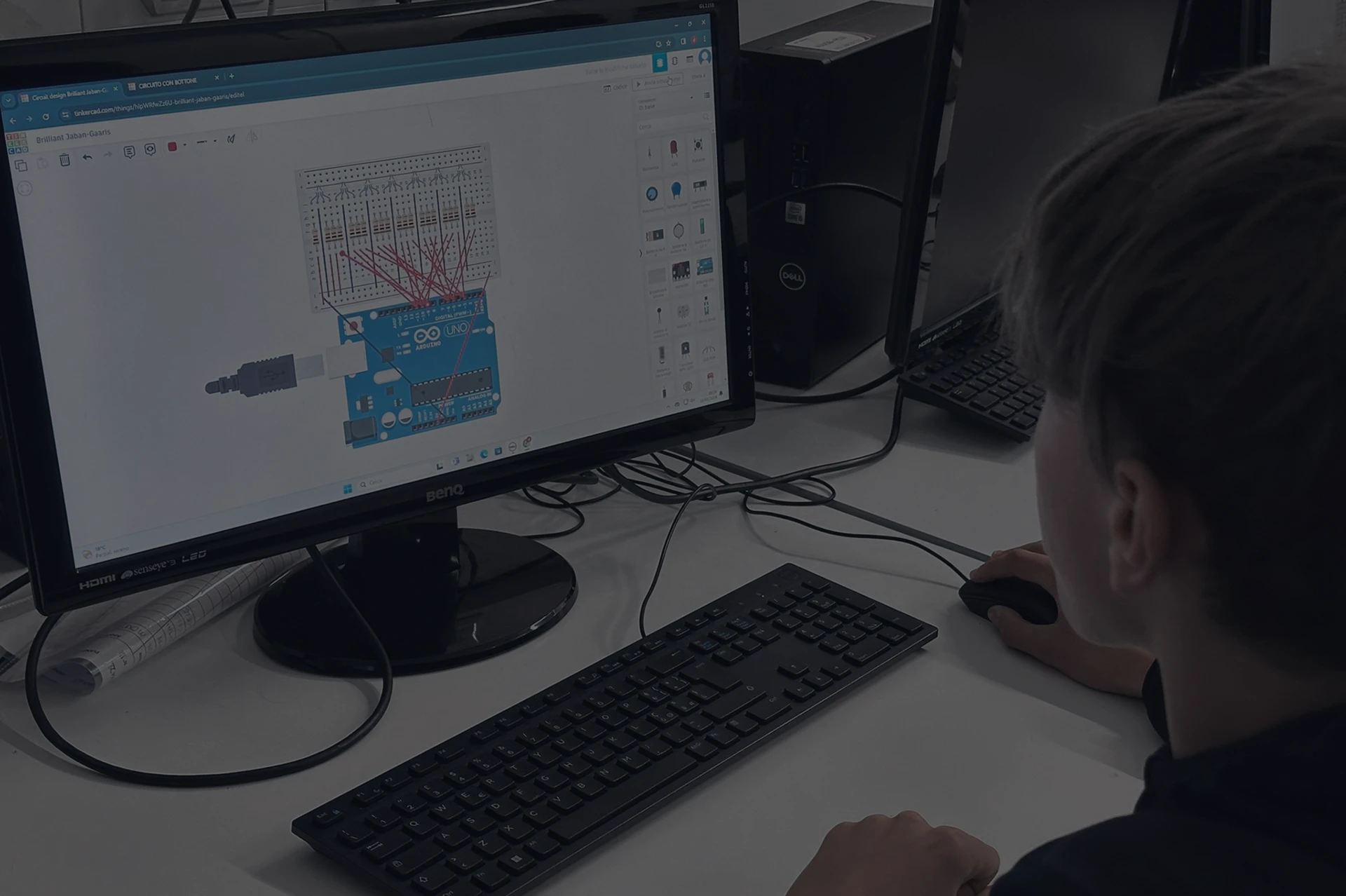 Studente lavora su un progetto Arduino al computer