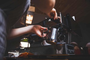 barista alla macchina prepara il caffè