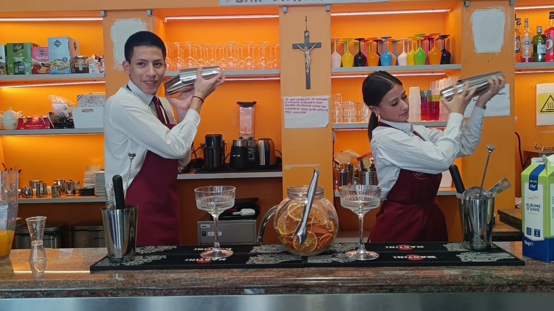 due baristi shakerano un drink