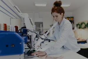 Ragazza con camice da laboratorio utilizza macchinari biomedici